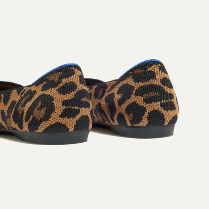 Close up of the heel of The Daily Flat in Sable Spot, with Rothy's signature blue halo.