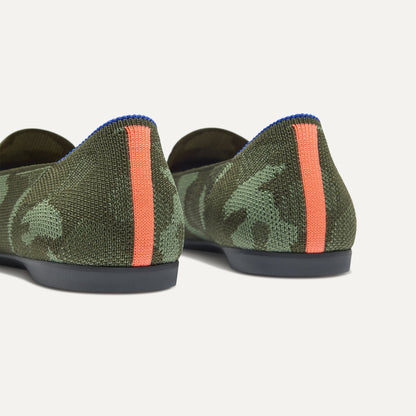 Close up of the heel of The Daily Loafer in Green Camo, with raised peg outsoles and Rothy's signature blue halo.