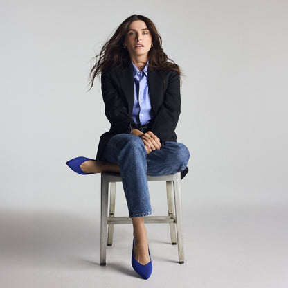 Overlay:: Elisa Sednaoui wears The Point III in Rothy's Blue. | Alt: model | Alternate view of a model wearing The Point III in Rothy's Blue.